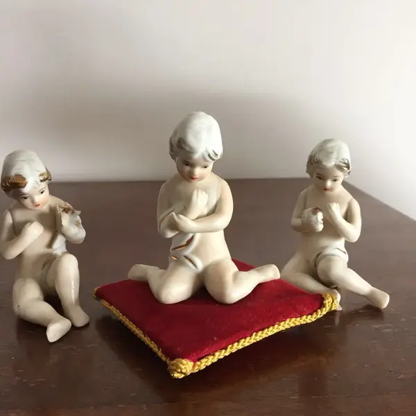 Foto de um(a) Antigo Bibelô Nua Em Biscuit Porcelana Espanhola Marti Piero, da categoria de Modelos e estatuetas. Marti Piero. 3 bibelôs da famosa porcelana espanhola, com filetes de ouro. Medida aproximadamente 8 x 9cm cada. Mostrado de uma perspectiva diferente. Vendido no marketplace Trésors.