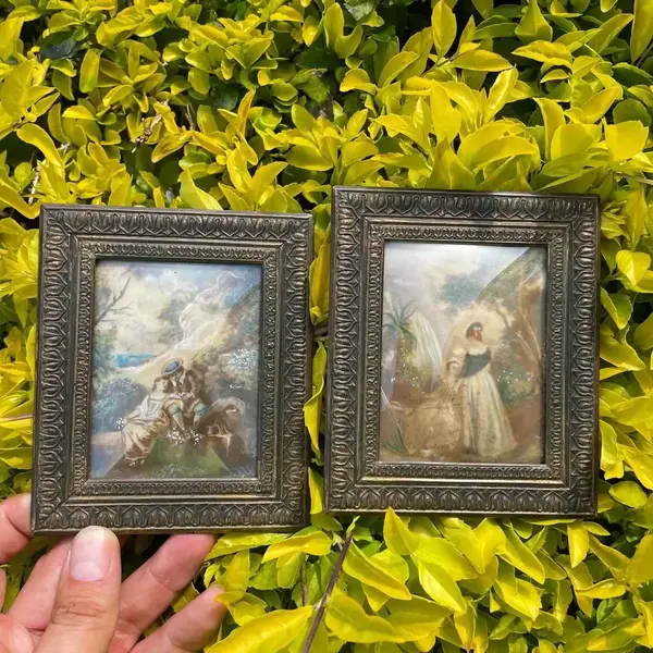 Foto de um(a) Antigo Par De Quadrinhos Pinturas Francesas Mini Portrait, da categoria de Pinturas. Miniature Portrait. Antigo par de quadrinhos franceses pintados à mão em folha de marfim. Moldura em bronze e vidro bombê,... Mostrado de uma perspectiva diferente. Vendido no marketplace Trésors.