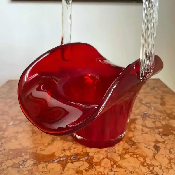 Foto de um(a) Antiga Cesta Decorativa Em Cristal Murano Italiano Art Deco, da categoria de Cestos e Caixas. Antiga cesta decorativa feita à mão em Murano italiano. Belíssima cor. Art Deco.Altura 26cmDiâmetro 21cmProfundidade... Mostrado de uma perspectiva diferente. Vendido no marketplace Trésors.