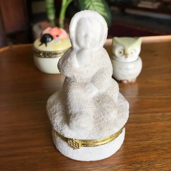 Foto de um(a) Coleção Com 3 Caixinhas De Porcelana Antiga, da categoria de Outros colecionáveis. A maior tem 9cm. Impecáveis. Mostrado de uma perspectiva diferente. Vendido no marketplace Trésors.