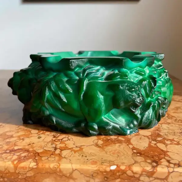 Foto de um(a) Antigo Raro Cinzeiro Art Deco Cristal Malaquita Ingrid Glass, da categoria de Cinzeiros. Ingrid Glass by Heinrich Hoffmann. Peça rara. Antigo e grande cinzeiro em cristal de malaquita, todo lapidado à mão.... Mostrado de uma perspectiva diferente. Vendido no marketplace Trésors.