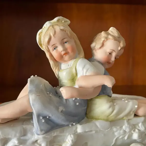 Foto de um(a) Antiga Escultura Floreira Em Biscuit Alemão Déposé Nouveau, da categoria de Escultura. Antigo bloco escultórico/floreira decorativa com figuras de crianças e cachorros, peça artística toda feita e pintada à mão... Mostrado de uma perspectiva diferente. Vendido no marketplace Trésors.