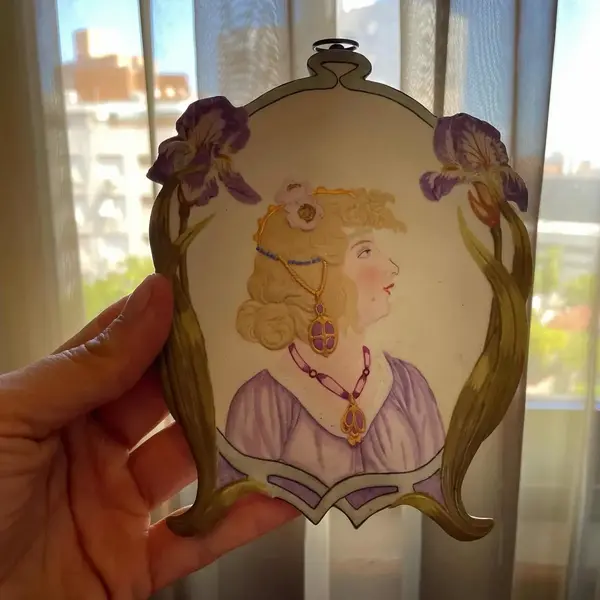 Foto de um(a) Antiga Placa Escultura De Dama Art Nouveau Biscuit Francêsq, da categoria de Placas. ~ Art Nouveau ~ Antiga e linda placa decorativa em biscuit francês, peça toda artística, feita e pintada à mão. Os detalhes... Mostrado de uma perspectiva diferente. Vendido no marketplace Trésors.