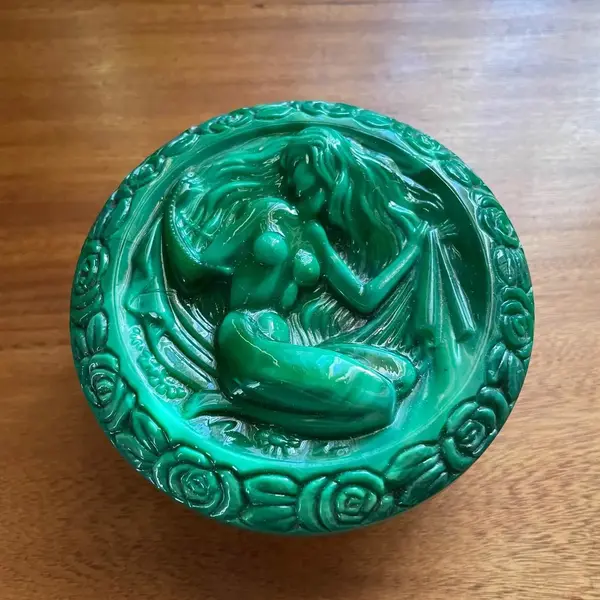 Foto de um(a) Antiga Caixa Porta Jóias Ingrid Malaquita Glass Art Deco, da categoria de Porta-Jóias. Malachite Glass. Ingrid Glass by Heinrich Hoffmann. Antiga caixa porta jóias em vidro artístico de malaquita. Linda... Mostrado de uma perspectiva diferente. Vendido no marketplace Trésors.