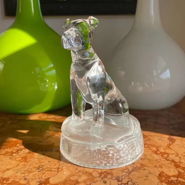 Foto de um(a) Antiga Escultura De Cachorro Art Deco Em Cristal Francês, da categoria de Escultura. Luminarc - Verrerie D’arques, France. Antiga escultura artística representando cachorro lapidado em cristal francês de... Mostrado de uma perspectiva diferente. Vendido no marketplace Trésors.