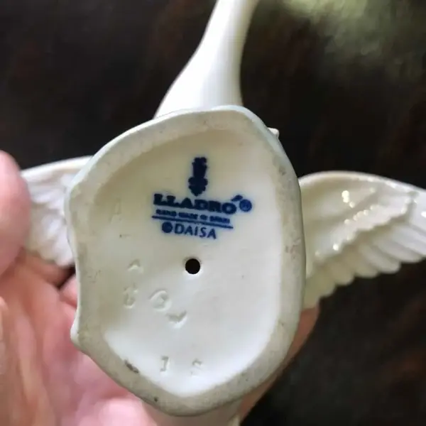 Foto de um(a) Antiga Rara Escultura De Pato Em Porcelana Espanhola Lladró, da categoria de Escultura. Lladró. Linda escultura representando pato em movimento, feito à mão, em finíssima porcelana espanhola, da famosa manufatura... Mostrado de uma perspectiva diferente. Vendido no marketplace Trésors.