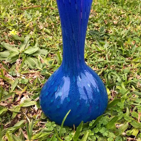 Foto de um(a) Antigo Lindo Jarro Vaso Solitário Em Murano Italiano Azul, da categoria de Vasos. Lindo vaso em Murano italiano feito à mão. Peça imponente.Período Art Deco. Cores vivas e brilhantes, muito decorativo. ... Mostrado de uma perspectiva diferente. Vendido no marketplace Trésors.