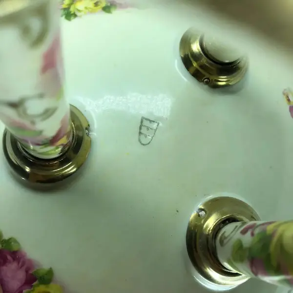 Foto de um(a) Antigo Raro Porta Cartões Porcelana Alemã Art Nouveau, da categoria de Outros objetos decorativos. Antiga fruteira, centro de mesa, porta cartões, peça super versátil, em porcelana artista alemã. Belíssima e rica decoração... Mostrado de uma perspectiva diferente. Vendido no marketplace Trésors.