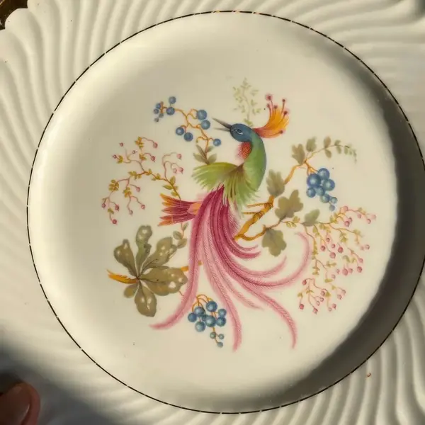 Foto de um(a) Antigo Par De Pratos Medalhões Porcelana Vista Alegre, da categoria de Pratos Decorativos. Vista Alegre. Antigo e lindo par de pratos decorativos em porcelana artística alemã, decoração com aves e filetes de ouro... Mostrado de uma perspectiva diferente. Vendido no marketplace Trésors.