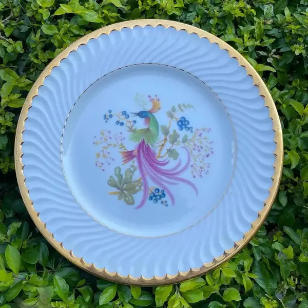 Foto de um(a) Antigo Par De Pratos Medalhões Porcelana Vista Alegre, da categoria de Pratos Decorativos. Vista Alegre. Antigo e lindo par de pratos decorativos em porcelana artística alemã, decoração com aves e filetes de ouro... Mostrado de uma perspectiva diferente. Vendido no marketplace Trésors.