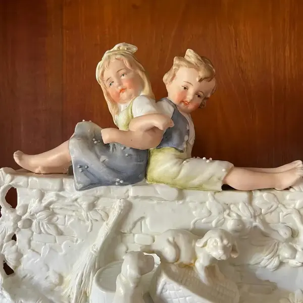 Foto de um(a) Antiga Escultura Floreira Em Biscuit Alemão Déposé Nouveau, da categoria de Escultura. Antigo bloco escultórico/floreira decorativa com figuras de crianças e cachorros, peça artística toda feita e pintada à mão... Mostrado de uma perspectiva diferente. Vendido no marketplace Trésors.