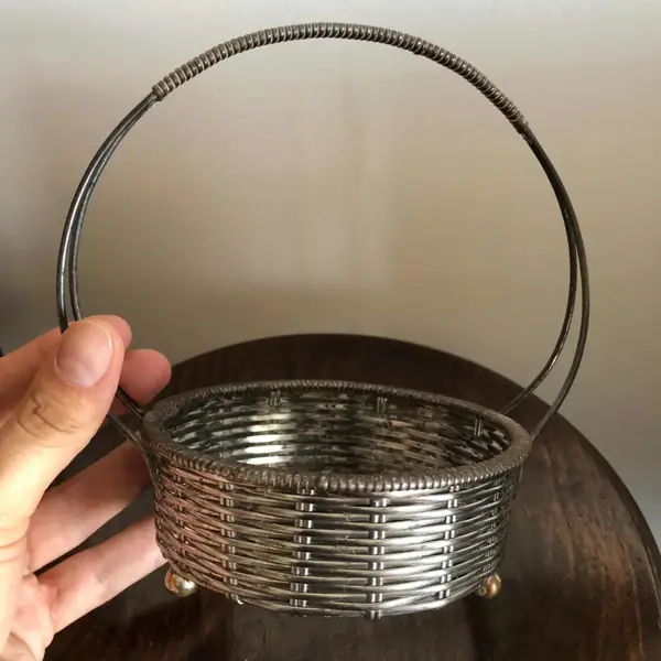 Foto de um(a) Antiga Cestinha Art Deco Alemã Em Prata Trançada E Cristal, da categoria de Cestos e Caixas. Cestinha em prata 90, trançada a mão com cristal original, Alemanha. Meados do século XX.Medidas 17x17cm. Mostrado de uma perspectiva diferente. Vendido no marketplace Trésors.