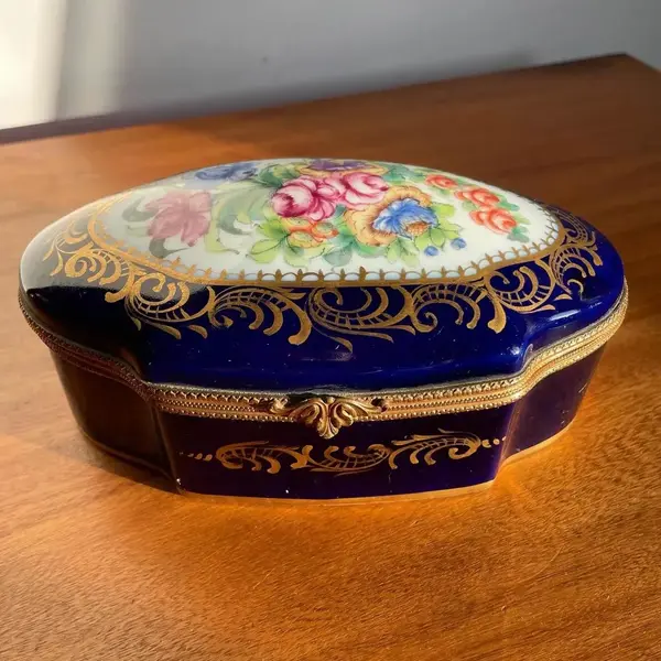Foto de um(a) Antiga Caixa Decorativa Porta Jóias Porcelana Sèvres France, da categoria de Cestos e Caixas. Sèvres. Antiga caixa porta jóias em porcelana artística francesa da manufatura de Sèvres, cor azul cobalto, a favorita do... Mostrado de uma perspectiva diferente. Vendido no marketplace Trésors.