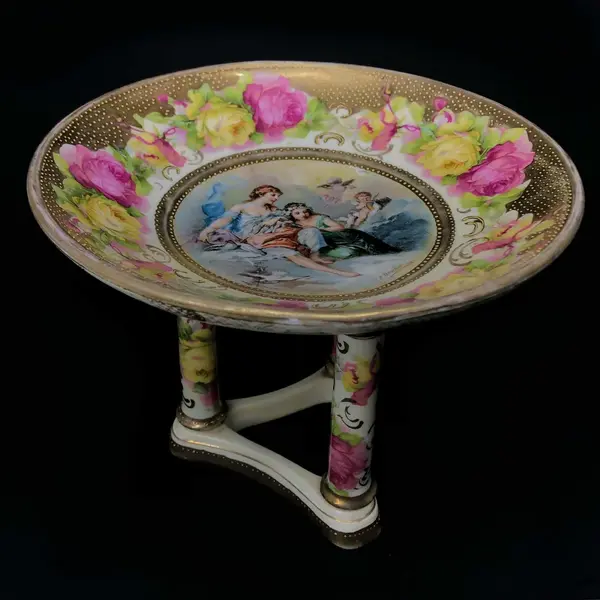 Foto de um(a) Antigo Raro Porta Cartões Porcelana Alemã Art Nouveau, da categoria de Outros objetos decorativos. Antiga fruteira, centro de mesa, porta cartões, peça super versátil, em porcelana artista alemã. Belíssima e rica decoração... Mostrado de uma perspectiva diferente. Vendido no marketplace Trésors.