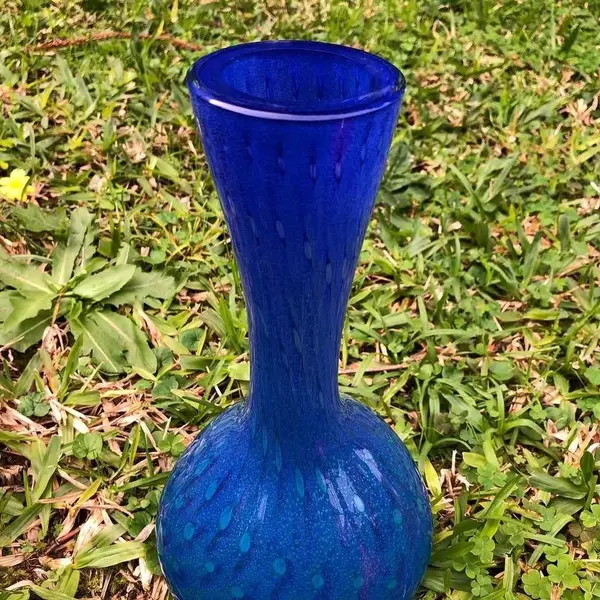 Foto de um(a) Antigo Lindo Jarro Vaso Solitário Em Murano Italiano Azul, da categoria de Vasos. Lindo vaso em Murano italiano feito à mão. Peça imponente.Período Art Deco. Cores vivas e brilhantes, muito decorativo. ... Mostrado de uma perspectiva diferente. Vendido no marketplace Trésors.