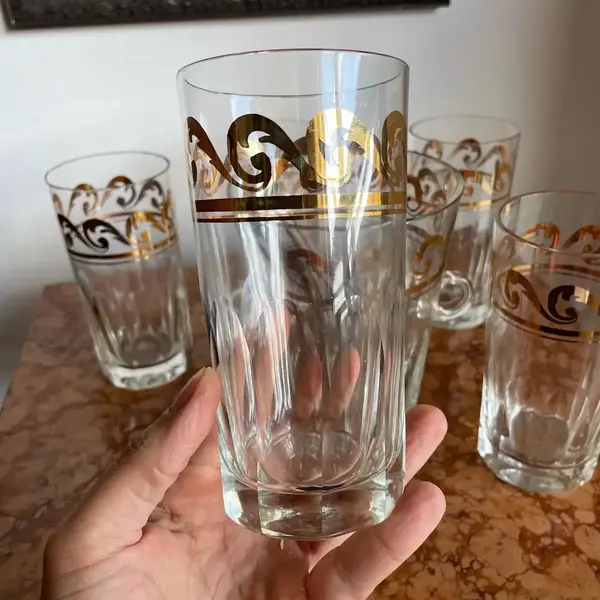 Foto de um(a) Antigo Conjunto Balde De Gelo Com Copos Cristal Art Deco, da categoria de Baldes de Gelo. Antigo e fino conjunto composto por balde gelo e 5 copos em cristal europeu lapidados à mão, com filetes de ouro, acompanha... Mostrado de uma perspectiva diferente. Vendido no marketplace Trésors.