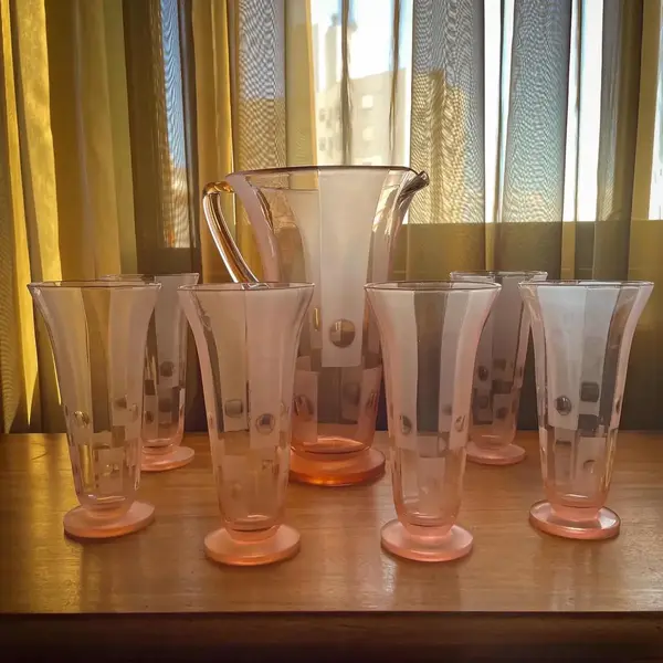 Foto de um(a) Antigo Conjunto Jarra Com 6 Copos Cristal Tcheco Art Deco, da categoria de Jogos de taças e copos. De tirar o fôlego!Antigo e excepcional conjunto para refrescos, composto por linda e grande jarra e seus respectivos seis... Mostrado de uma perspectiva diferente. Vendido no marketplace Trésors.