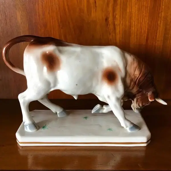 Foto de um(a) Antiga Escultura Touro Boi Porcelana Alemã Scheibe Alsbach, da categoria de Escultura. Scheibe-Alsbach fundada em 1835.Antiga e decorativa escultura de touro, feita à mão, em porcelana artística alemã, com... Mostrado de uma perspectiva diferente. Vendido no marketplace Trésors.