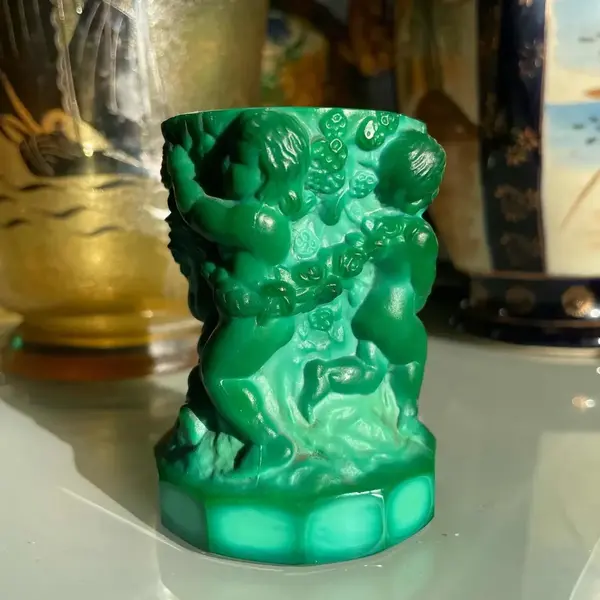 Foto de um(a) Malaquita Cristal Vasinho Malachite Glass Heinrich Hoffman, da categoria de Vasos. Malachite Glass by Heinrich Hoffmann. Antigo e pequeno vasinho em cristal de malaquita, todo lapidado à mão, como se fosse... Mostrado de uma perspectiva diferente. Vendido no marketplace Trésors.