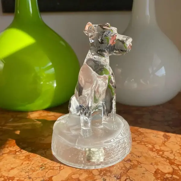 Foto de um(a) Antiga Escultura De Cachorro Art Deco Em Cristal Francês, da categoria de Escultura. Luminarc - Verrerie D’arques, France. Antiga escultura artística representando cachorro lapidado em cristal francês de... Mostrado de uma perspectiva diferente. Vendido no marketplace Trésors.