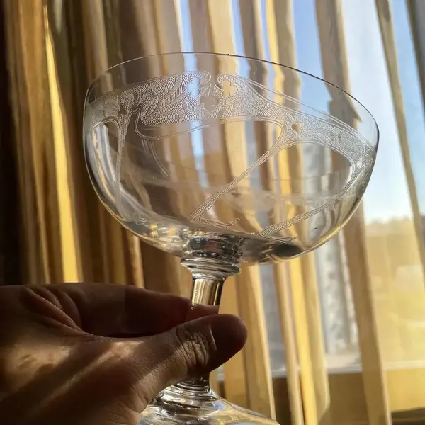 Foto de um(a) Antiga Bomboniere Cristal Francês Saint Louis Art Nouveau, da categoria de Garrafas, potes e jarros. Antiga e fina bomboniere com présentoir em cristal francês da renomada manufatura Saint Louis. Ricamente lavrada à mão, com... Mostrado de uma perspectiva diferente. Vendido no marketplace Trésors.