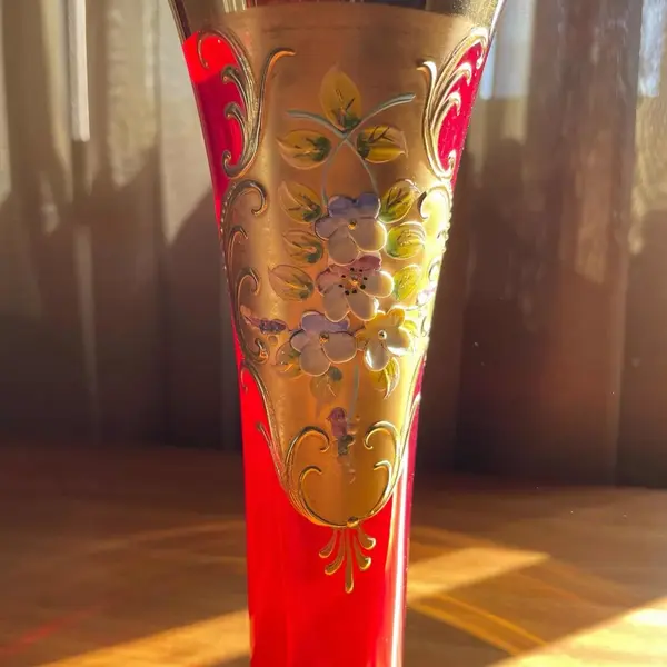Foto de um(a) Antigo Vaso Jarro Artístico Cristal Veneziano Com Ouro, da categoria de Vasos. Antigo vaso artístico em cristal veneziano cor vermelho rubi , toda trabalhada à mão, decoração floral em relevo e ouro 18k.... Mostrado de uma perspectiva diferente. Vendido no marketplace Trésors.