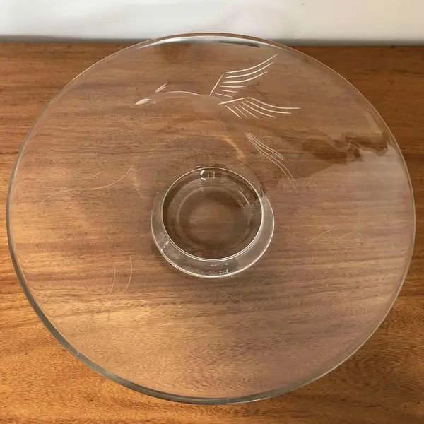 Foto de um(a) Antigo Prato Centro De Mesa Art Deco Cristal Sueco Orrefors, da categoria de Centro de mesa. Antigo e excepcional centro de mesa artístico em finíssimo cristal Suíço. Manufatura Orrefors. Lapidação manual com figura... Mostrado de uma perspectiva diferente. Vendido no marketplace Trésors.