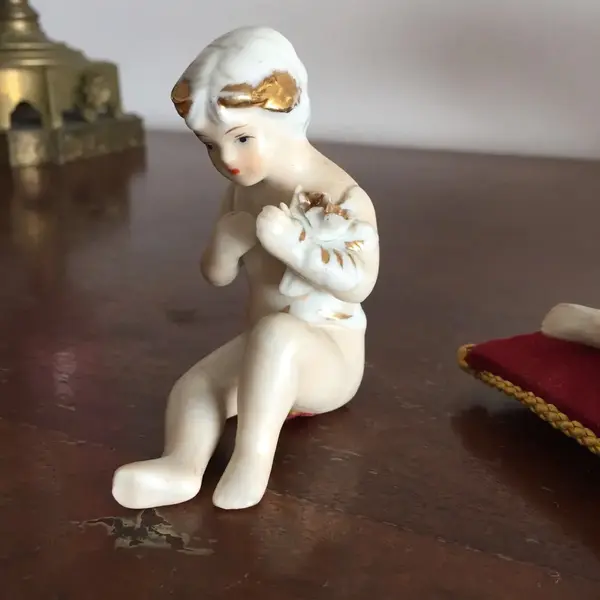 Foto de um(a) Antigo Bibelô Nua Em Biscuit Porcelana Espanhola Marti Piero, da categoria de Modelos e estatuetas. Marti Piero. 3 bibelôs da famosa porcelana espanhola, com filetes de ouro. Medida aproximadamente 8 x 9cm cada. Mostrado de uma perspectiva diferente. Vendido no marketplace Trésors.