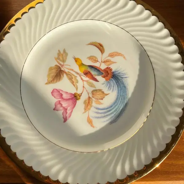 Foto de um(a) Antigo Par De Pratos Medalhões Porcelana Vista Alegre, da categoria de Pratos Decorativos. Vista Alegre. Antigo e lindo par de pratos decorativos em porcelana artística alemã, decoração com aves e filetes de ouro... Mostrado de uma perspectiva diferente. Vendido no marketplace Trésors.