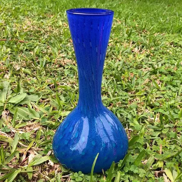 Foto de um(a) Antigo Lindo Jarro Vaso Solitário Em Murano Italiano Azul, da categoria de Vasos. Lindo vaso em Murano italiano feito à mão. Peça imponente.Período Art Deco. Cores vivas e brilhantes, muito decorativo. ... Mostrado de uma perspectiva diferente. Vendido no marketplace Trésors.