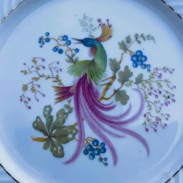 Foto de um(a) Antigo Par De Pratos Medalhões Porcelana Vista Alegre, da categoria de Pratos Decorativos. Vista Alegre. Antigo e lindo par de pratos decorativos em porcelana artística alemã, decoração com aves e filetes de ouro... Mostrado de uma perspectiva diferente. Vendido no marketplace Trésors.