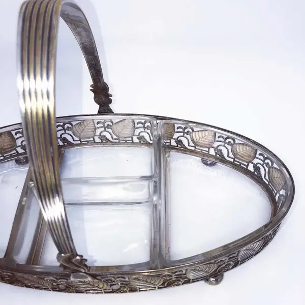 Foto de um(a) Antiga Petisqueira Art Deco Em Prata Wmf E Cristal Facetado, da categoria de Bandejas. Antiga e elegante petisqueira Art Deco, em metal espessurado a prata, da famosa manufatura alemã WMF, com seus 4 originais... Mostrado de uma perspectiva diferente. Vendido no marketplace Trésors.