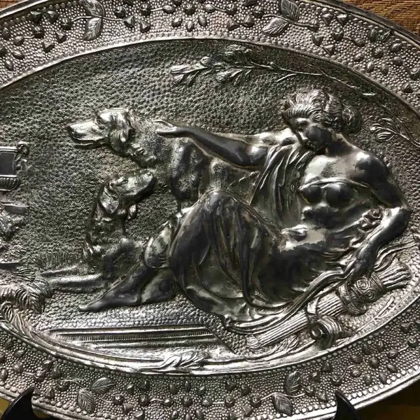 Foto de um(a) Antigo Grande Raro Medalhão De Parede Prateado Art Nouveau, da categoria de Placas. Antigo e grande medalhão decorativo, em metal alemão espessurado a prata. Linda cena de dama com cachorros. Pode ser usado... Mostrado de uma perspectiva diferente. Vendido no marketplace Trésors.