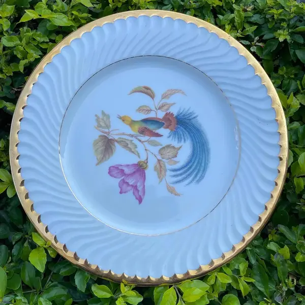 Foto de um(a) Antigo Par De Pratos Medalhões Porcelana Vista Alegre, da categoria de Pratos Decorativos. Vista Alegre. Antigo e lindo par de pratos decorativos em porcelana artística alemã, decoração com aves e filetes de ouro... Mostrado de uma perspectiva diferente. Vendido no marketplace Trésors.