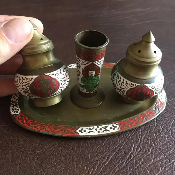 Foto de um(a) Antigo Galheteiro Saleiro Pimenteiro Paliteiro Em Bronze, da categoria de Saleiros e pimenteiros. Lindo galheteiro em bronze esmaltado.Largura: 13cmProfundidade: 8cmAltura: 7cm. Mostrado de uma perspectiva diferente. Vendido no marketplace Trésors.