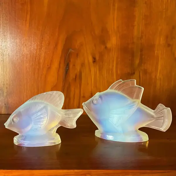Foto de um(a) Antigo Par De Esculturas De Peixe Vidro Opalescente Sabino, da categoria de Escultura. Sabino Glass. Antigo par de esculturas artísticas em cristal francês opalescente. Peças ricamente lapidadas à mão. Com... Mostrado de uma perspectiva diferente. Vendido no marketplace Trésors.