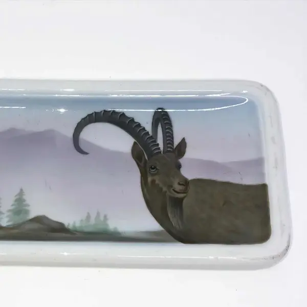Foto de um(a) Antiga Placa Decorativa Alce Porta Cartões Porcelana Alemã, da categoria de Placas. Antiga e linda placa, pode ser usada na parede, ou como um charmoso porta cartões. Peça muito decorativa e versátil para uma... Mostrado de uma perspectiva diferente. Vendido no marketplace Trésors.