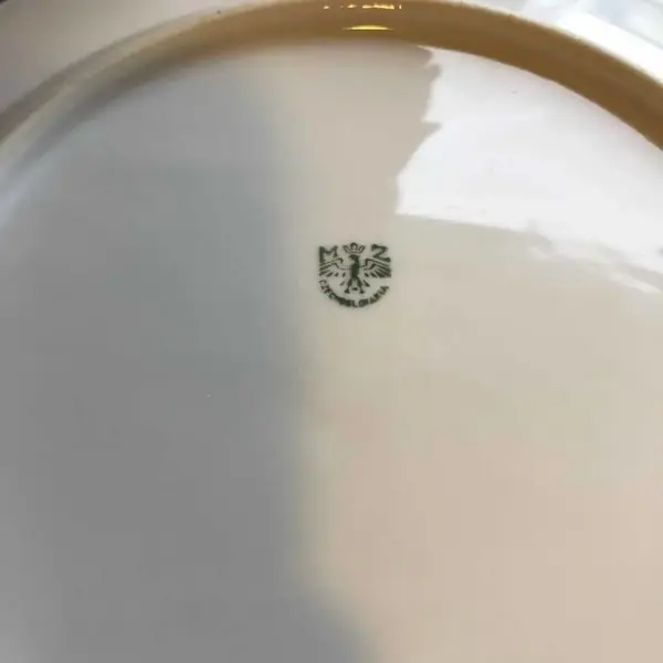 Foto de um(a) Antiga Bandeja Prato Decorativo Porcelana Tcheca Art Deco, da categoria de Travessas e tigelas. Antigo prato com alças, decorativo ou para servir em porcelana Tcheca, com linda decoração floral. Período Art Deco.Diâmetro... Mostrado de uma perspectiva diferente. Vendido no marketplace Trésors.