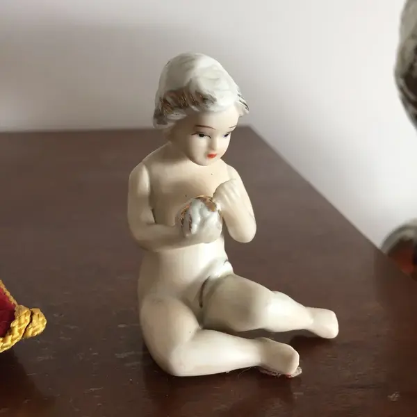 Foto de um(a) Antigo Bibelô Nua Em Biscuit Porcelana Espanhola Marti Piero, da categoria de Modelos e estatuetas. Marti Piero. 3 bibelôs da famosa porcelana espanhola, com filetes de ouro. Medida aproximadamente 8 x 9cm cada. Mostrado de uma perspectiva diferente. Vendido no marketplace Trésors.