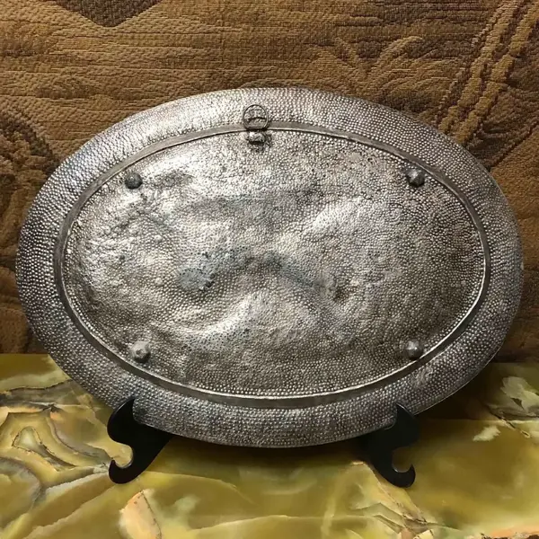 Foto de um(a) Antigo Grande Raro Medalhão De Parede Prateado Art Nouveau, da categoria de Placas. Antigo e grande medalhão decorativo, em metal alemão espessurado a prata. Linda cena de dama com cachorros. Pode ser usado... Mostrado de uma perspectiva diferente. Vendido no marketplace Trésors.
