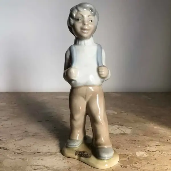 Foto de um(a) Antiga Escultura De Menino Porcelana Espanhola Tengra, da categoria de Escultura. Antiga escultura feita à mão em porcelana artística espanhola Tengra. Muito decorativa e colecionável. Impecável. Altura... Mostrado de uma perspectiva diferente. Vendido no marketplace Trésors.