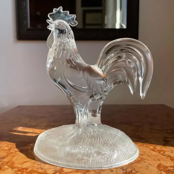Foto de um(a) Antiga Escultura Galo Art Deco Em Cristal Francês Luminarc, da categoria de Escultura. Luminarc - Verrerie D’arques, France. Antiga escultura artística representando galo lapidado em cristal francês de excelente... Mostrado de uma perspectiva diferente. Vendido no marketplace Trésors.