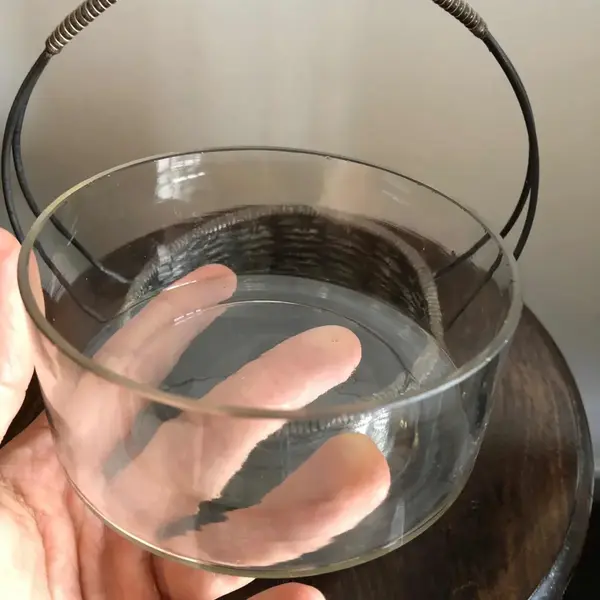 Foto de um(a) Antiga Cestinha Art Deco Alemã Em Prata Trançada E Cristal, da categoria de Cestos e Caixas. Cestinha em prata 90, trançada a mão com cristal original, Alemanha. Meados do século XX.Medidas 17x17cm. Mostrado de uma perspectiva diferente. Vendido no marketplace Trésors.