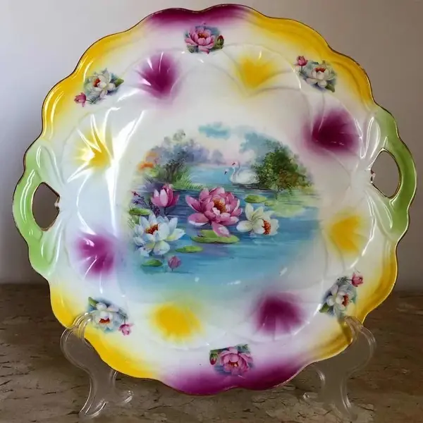 Foto de um(a) Antigo Prato Decorativo Bandeja Porcelana Alemã Art Nouveau, da categoria de Pratos Decorativos. Antigo e lindo prato com alças, bandeja em porcelana artística alemã, com belíssima decoração floral e medalhão central com... Mostrado de uma perspectiva diferente. Vendido no marketplace Trésors.
