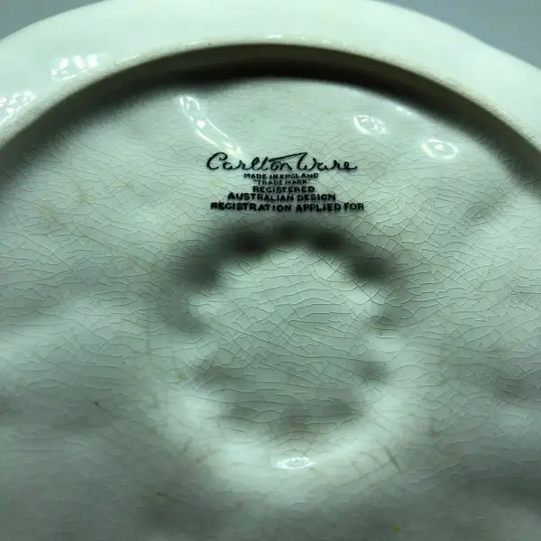 Foto de um(a) Antigo Prato Decorativo Porcelana Inglesa Carlton Ware, da categoria de Pratos Decorativos. Lindo e decorativo prato em fina porcelana inglesa da famosa manufatura Carlton Ware. Design Australiano, item de... Mostrado de uma perspectiva diferente. Vendido no marketplace Trésors.