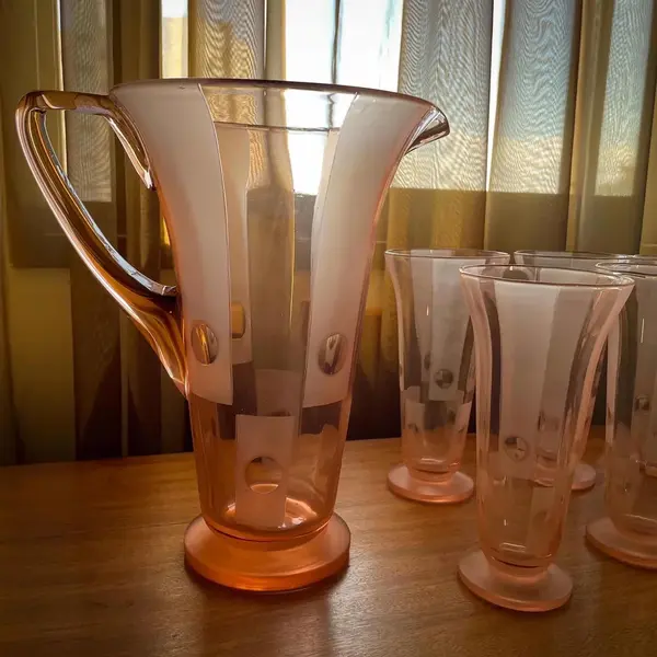 Foto de um(a) Antigo Conjunto Jarra Com 6 Copos Cristal Tcheco Art Deco, da categoria de Jogos de taças e copos. De tirar o fôlego!Antigo e excepcional conjunto para refrescos, composto por linda e grande jarra e seus respectivos seis... Mostrado de uma perspectiva diferente. Vendido no marketplace Trésors.