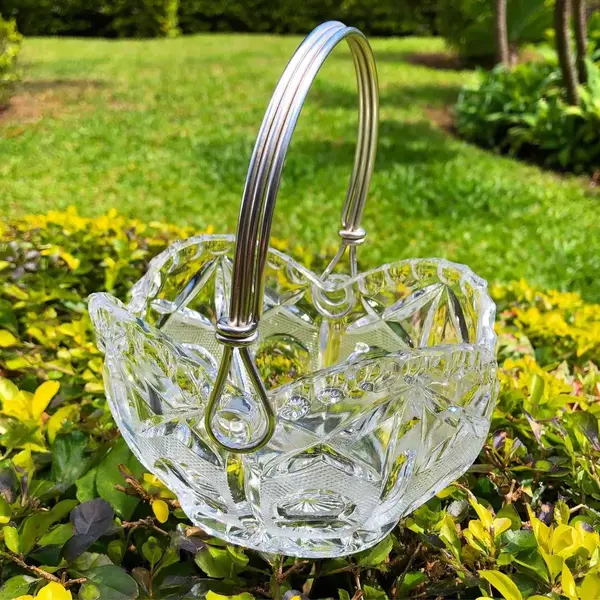 Foto de um(a) Antiga Linda Cesta Em Cristal Europeu Com Alça Em Prata, da categoria de Cestos e Caixas. Antiga e linda cesta em cristal europeu lapidado à mão, alça em metal espessurado à prata. Uma peça super decorativa e... Mostrado de uma perspectiva diferente. Vendido no marketplace Trésors.