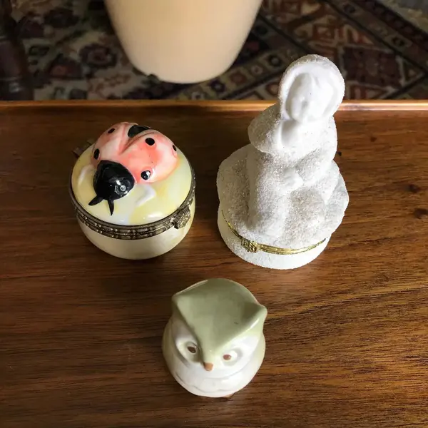 Foto de um(a) Coleção Com 3 Caixinhas De Porcelana Antiga, da categoria de Outros colecionáveis. A maior tem 9cm. Impecáveis. Mostrado de uma perspectiva diferente. Vendido no marketplace Trésors.