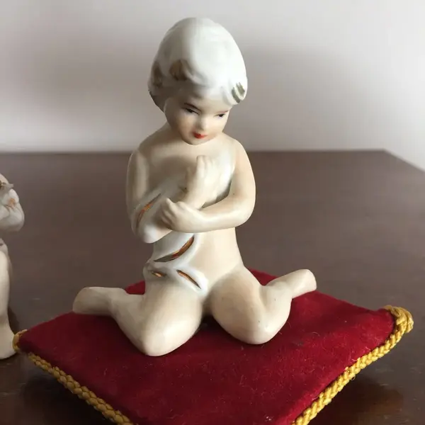 Foto de um(a) Antigo Bibelô Nua Em Biscuit Porcelana Espanhola Marti Piero, da categoria de Modelos e estatuetas. Marti Piero. 3 bibelôs da famosa porcelana espanhola, com filetes de ouro. Medida aproximadamente 8 x 9cm cada. Mostrado de uma perspectiva diferente. Vendido no marketplace Trésors.