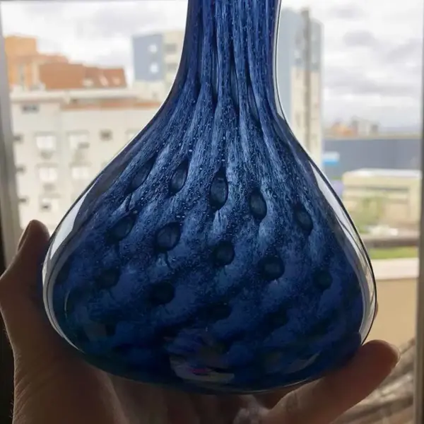 Foto de um(a) Antigo Lindo Jarro Vaso Solitário Em Murano Italiano Azul, da categoria de Vasos. Lindo vaso em Murano italiano feito à mão. Peça imponente.Período Art Deco. Cores vivas e brilhantes, muito decorativo. ... Mostrado de uma perspectiva diferente. Vendido no marketplace Trésors.